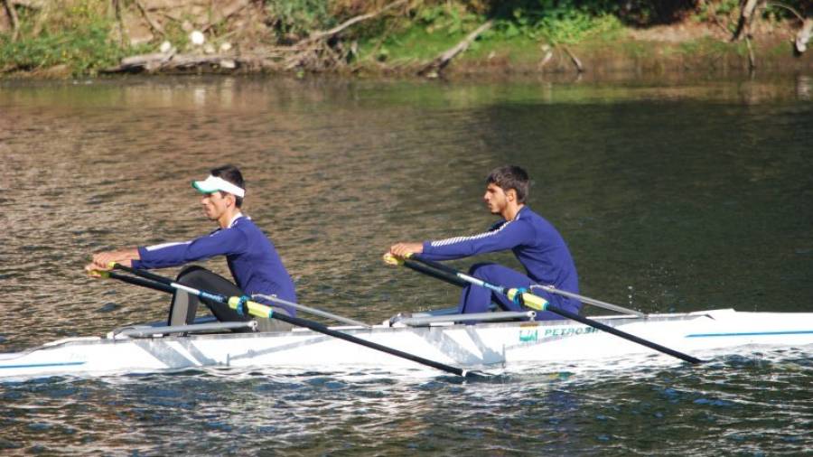 En la imagen Xavi Vela (derecha), remando con su compañero William Giaretton, con el que competirá en Río. Foto: cedida