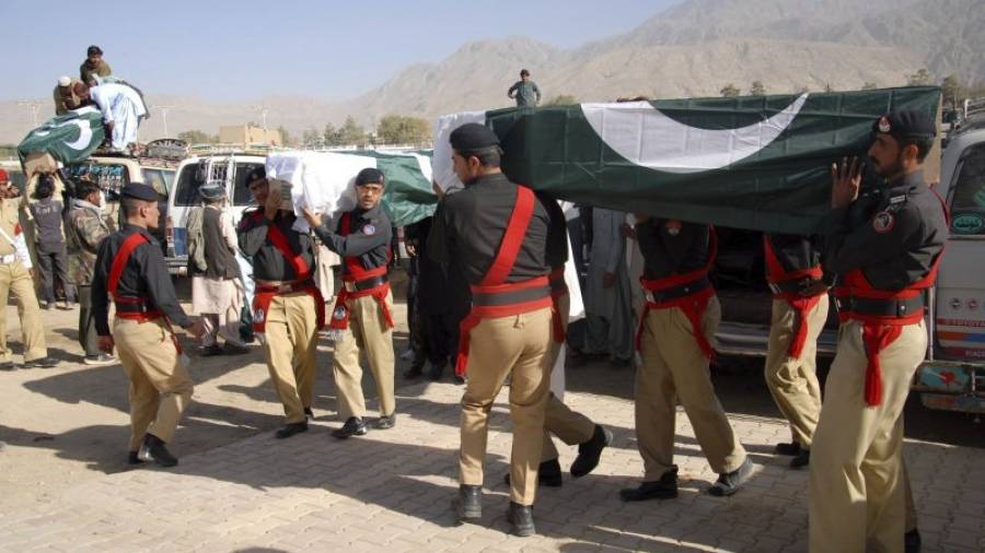 Varios soldados trasladan el cadáver de uno de los policías asesinados ayer en Quetta. Foto: EFE