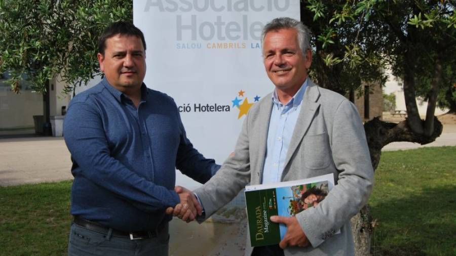 Xavier Roig (izquierda) y Eduard Farriol, ayer durante el traspaso de poderes en la Associació Hotelera Salou-Cambrils-La Pineda. Foto: Cedida