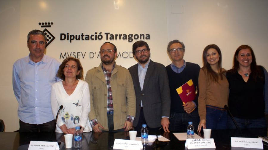 Representants dels grups polítics municipals de Tarragona en la trobada amb entitats animalistes al Museu Nacional d'Art Modern. Foto: ACN