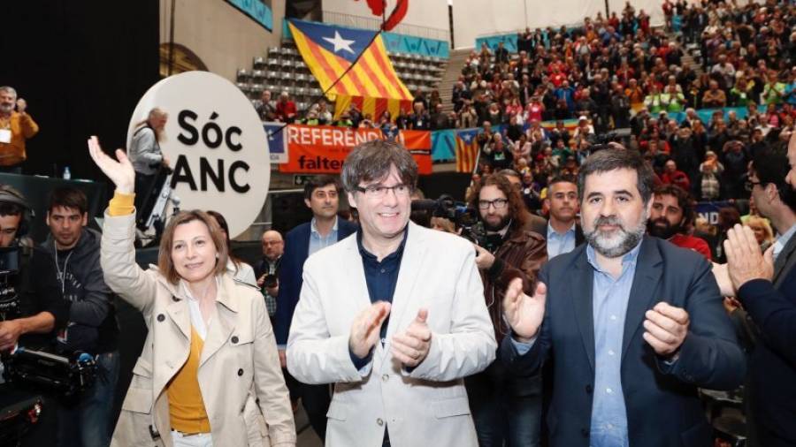 El presidente de la Generalitat, Carles Puigdemont, junto al presidente de la entidad soberanista, Jordi Sánchez , y la presidenta del Parlament, Carme Forcadell en la asamblea general de la ANC. Foto: EFE