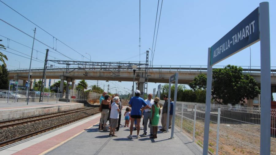 Un grup d'usuaris espera l'arribada d'un tren a l'estació d'Altafulla. Foto: ACN