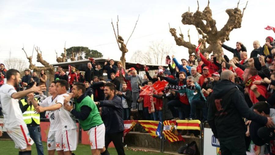 Jugadores del Nàstic y aficionados granas desplazados hasta Olot celebran el segundo tanto tarraconense, obra de Rayco. Foto: Gimnàstic de Tarragona