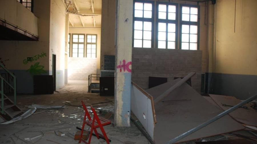 Aspecto del interior de una de las dependencias de la Tabacalera. Los destrozos son muy visibles. Foto: Cedida