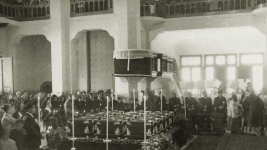 El funeral en el interior del sanatorio.