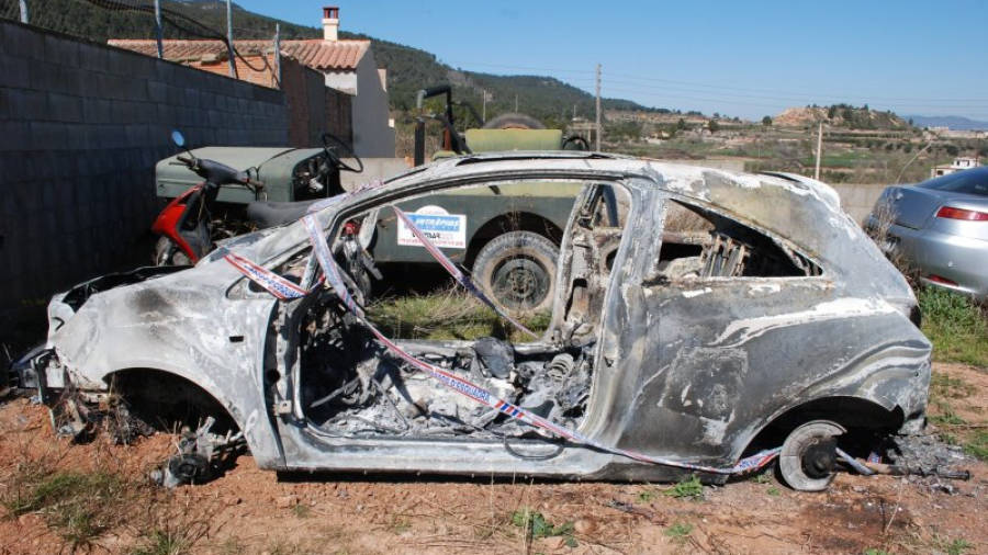 Un home desballesta i crema el seu propi vehicle per cobrar de l'assegurança