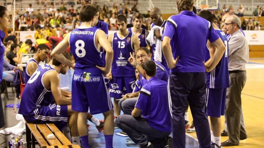 El técnico azulado da instrucciones a sus jugadores durante uno de los encuentros de esta temporada disputado en el Serrallo. Foto: Alba Mariné