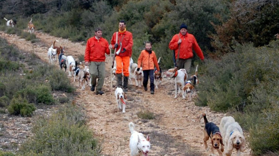 Un grup de caçadors, aquest dissabte a Santa Coloma de Queralt, anant a caçar porcs senglars. Foto: Cedida/Joaquim Vidal