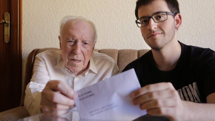 El tarraconense Josep Riera (101 años), junto al reusense Oriol Gebellí (18 años), a punto de depositar un sobre en la urna. Foto: pere ferré