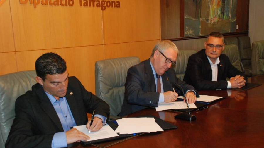 D'esquerra a dreta: el president provincial de Creu Roja Tarragona, Ramon Grau; el president de la Diputació de Tarragona, Josep Poblet, i el diputat Salvador Ferré, en el moment de signar el conveni de col·laboració. Imatge de