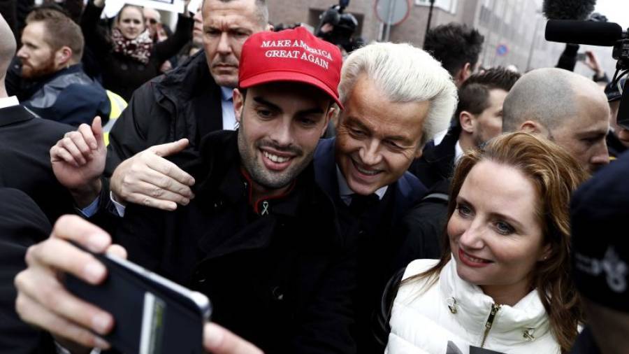 Geert Wilders, junto a dos simpatizantes, ayer en Rotterdam. Foto: EFE