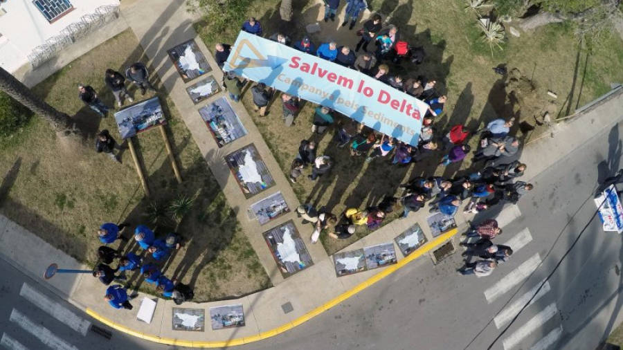 Els membres de la Campanya pels Sediments, amb una pancarta, a vista de dron. Foto: ACN