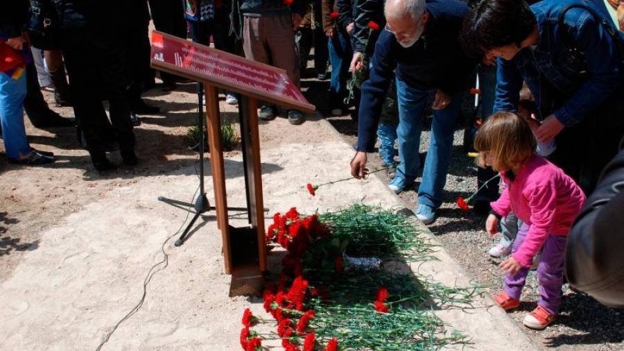 El mes de maig de 2010 es va organitzar una acte de dignificació de la fossa comuna del cementiri de la Serra d'Almos, a la Ribera d'Ebre. Foto: DT