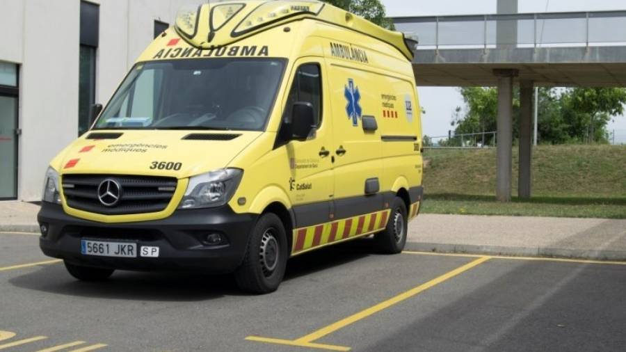 Imagen de la ambulancia medicalizada del SEM aparcada en su nueva base operativa situada en el propio Hospital Sant Joan de Reus. Foto: SEM