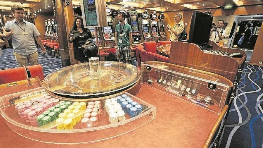 El casino dispone de una mesa de ruleta, otra para jugar a las cartas y varias m&aacute;quinas tragaperras Foto: Llu&iacute;s Mili&aacute;n