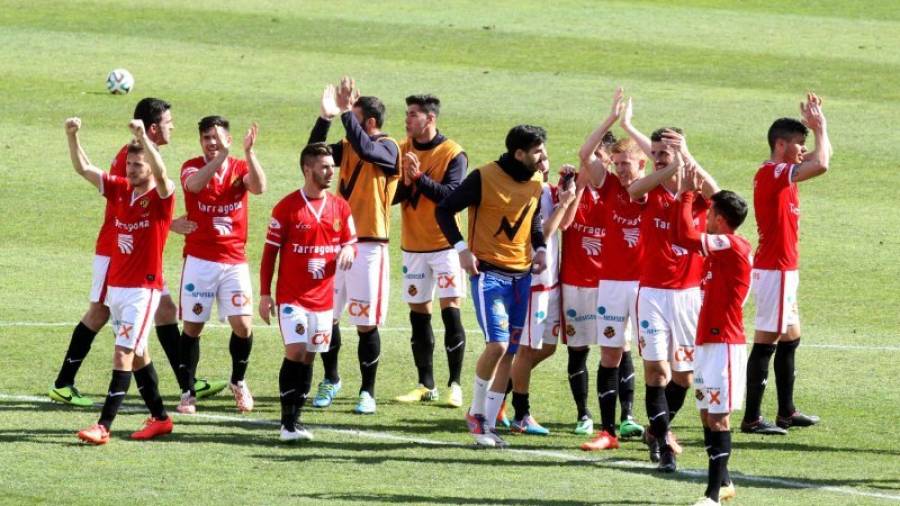 Los jugadores del Nàstic aplauden en el centro del campo tras superar al Lleida por la mínima. Foto: Lluís Milián