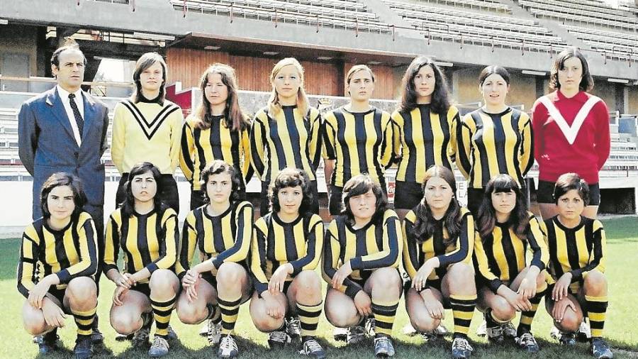 Plantilla del equipo femenino del USFEAC de Tarragona, en 1970. FOTO: FER-VI