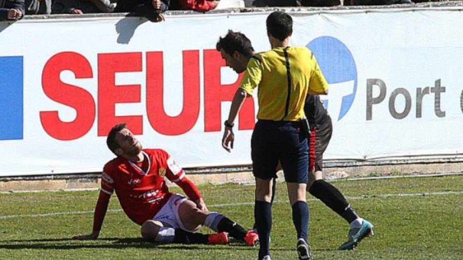 El defensa grana Gerard Valentín se lesionó el 1 de febrero en el Nou Estadi ante el Baleares. Foto: Lluís Milián