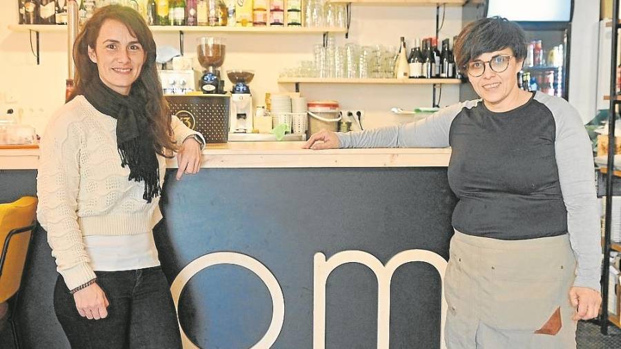 Anna y Nadia en su restaurante L’Om, que han abierto hace un par de meses en Riudoms. Foto: Alfredo González