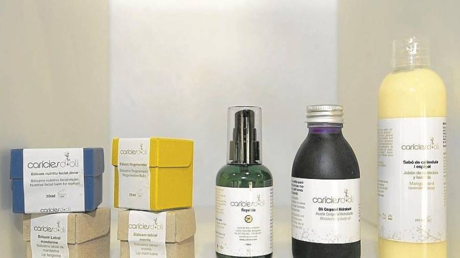 Algunos de los productos que elabora la firma de la Terra Alta, con el repelente para insectos en el centro de la imagen. Foto: Joan Revillas