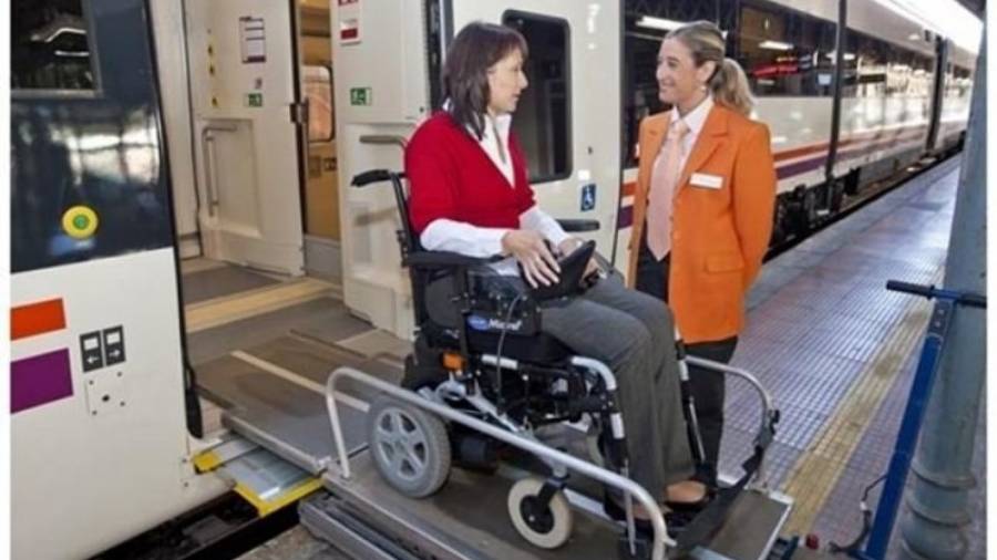 Una usuària amb mobilitat reduïda sent atesa pel servei Atendo. Foto: Europapress/Renfe