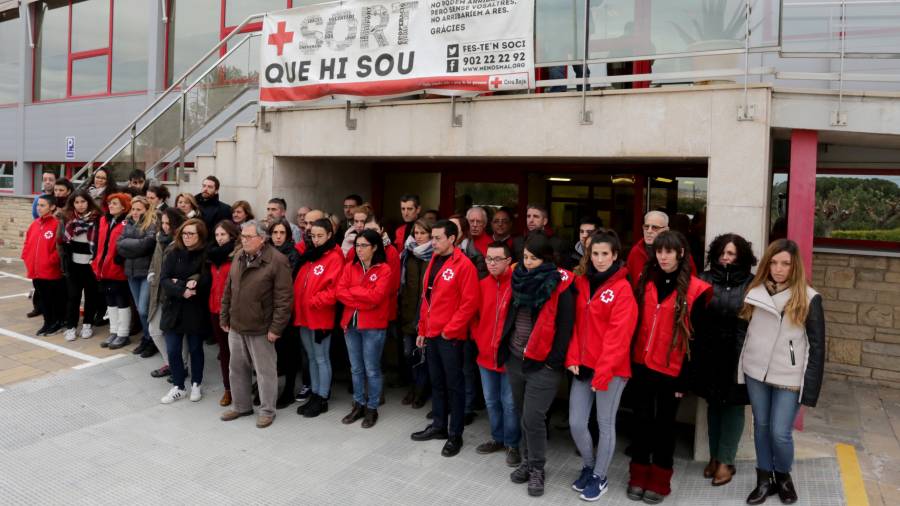 Imagen del minuto de silencio, ayer a mediodía en la sede de Creu Roja en Tarragona. FOTO: LLUÍS MILIÁN