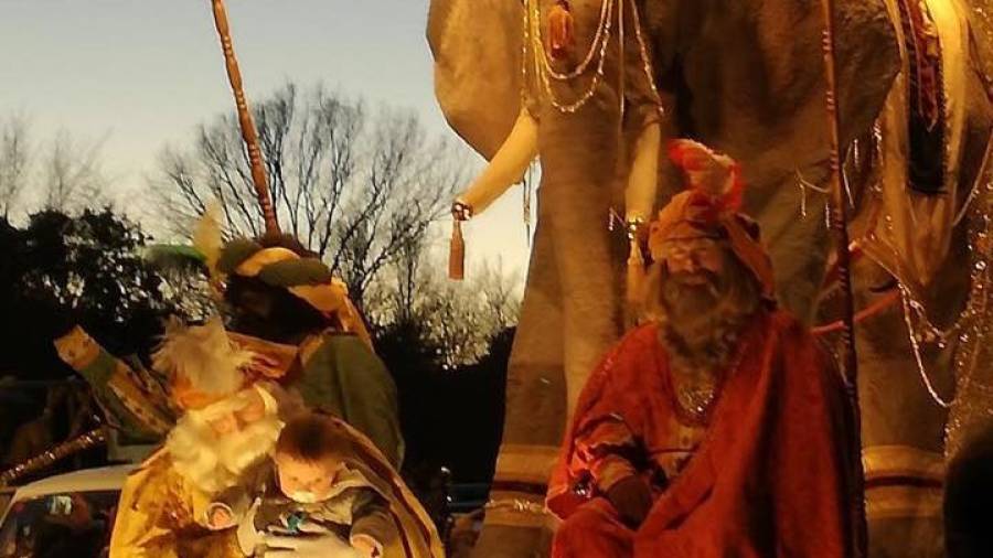 Los Reyes Magos llegaron a El Vendrell acompa&ntilde;ados de sus elefantes y sus pajes. FOTO: POLICIA LOCAL VENDRELL