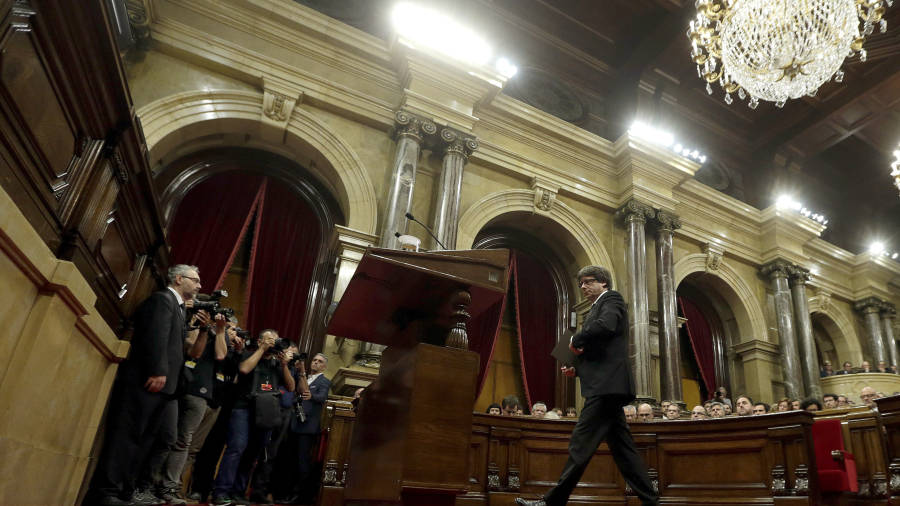 Carles Puigdemont a punt de fer el seu discurs al Parlament. Foto: EFE