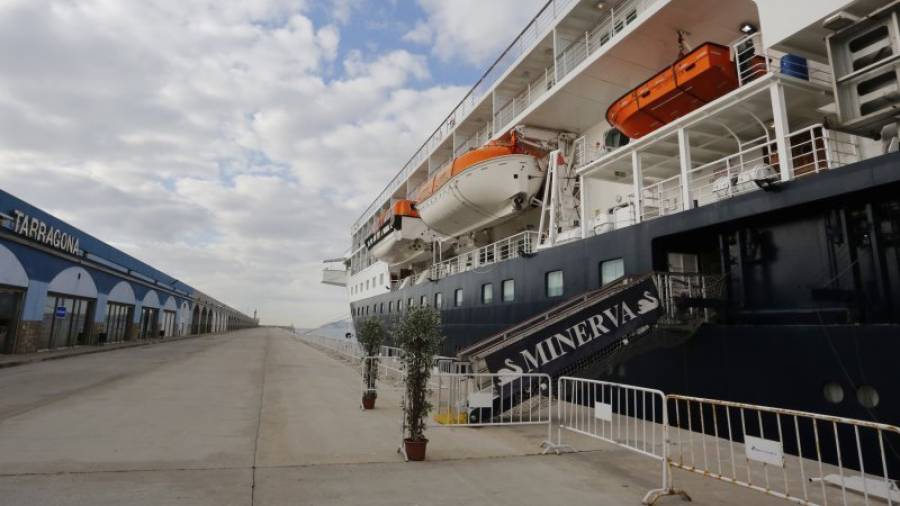 El 'MV Minerva', con 441 pasajeros a bordo, estuvo ayer atracado en el Port desde primera hora de la mañana. Foto: Pere Ferré