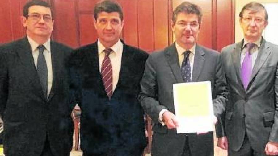 Lâ€™advocat reusenc Pere LluÃ­s Huguet (d) i altres membres de Llibertats, amb el ministre de JustÃ­cia Rafael CatalÃ¡ (2d). FOTO: CONFILEGAL.COM
