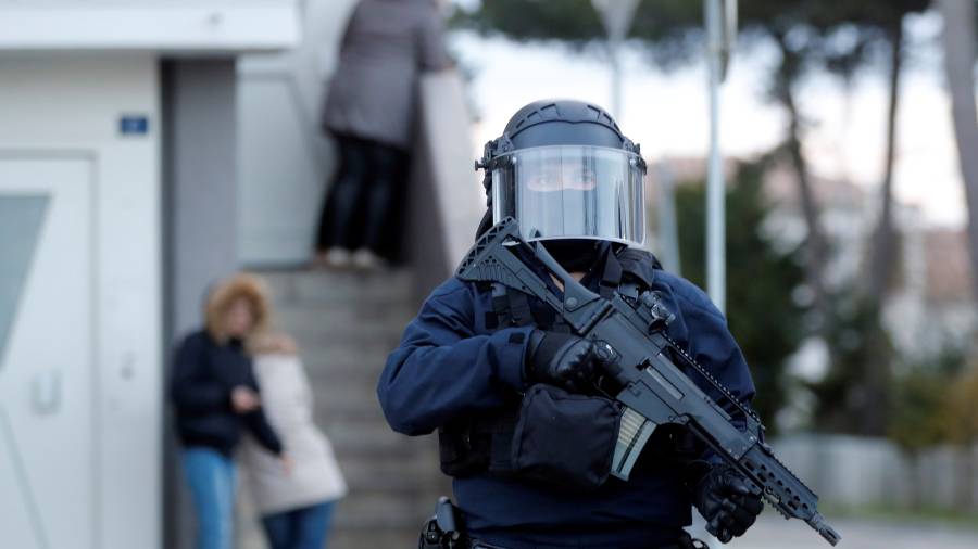 Uno de los polic&iacute;as del operativo de este viernes contra el terrorista. FOTO: EFE