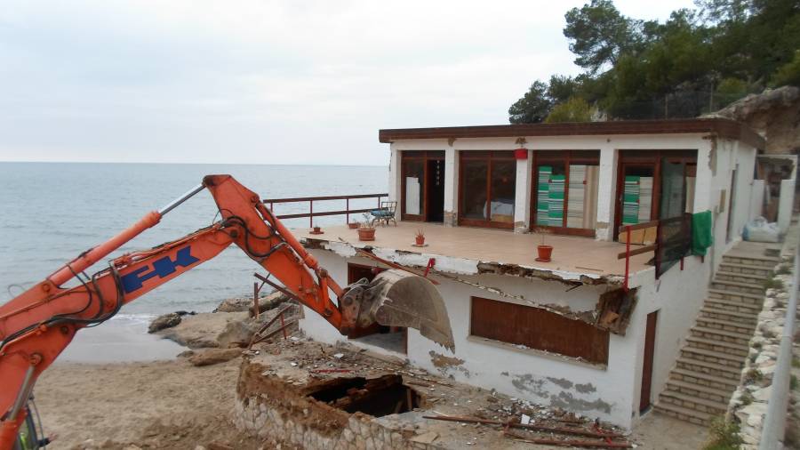 Una excavadora ha procedido estos dÃ­as a derribar la construcciÃ³n que estaba a pie de playa. FOTO: AJ. SALOU
