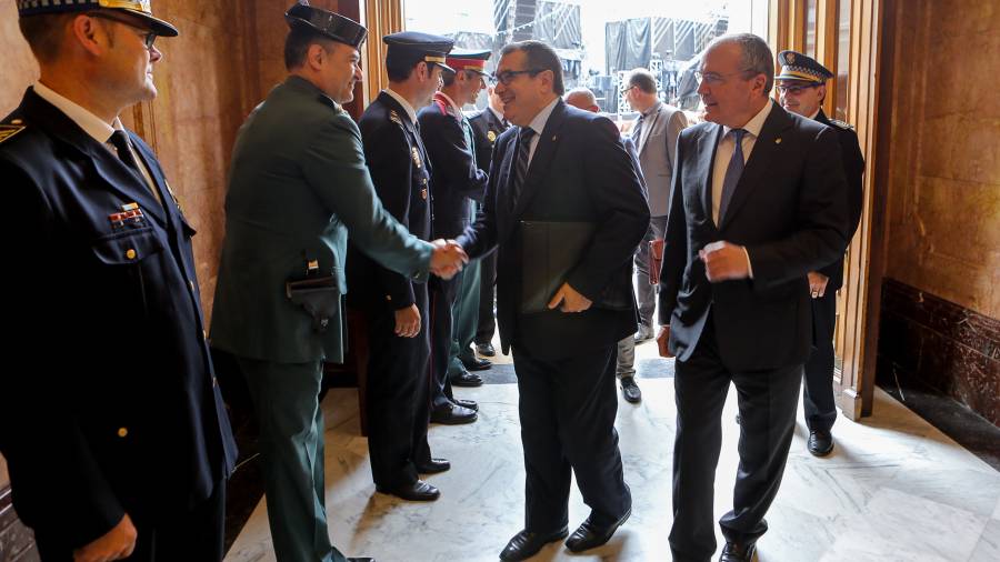 Imagen del conseller d'Interior, Jordi Jané, a su llegada al Ayuntamiento de Reus.