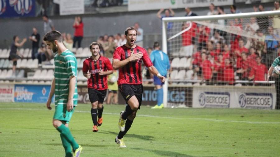 Marc Sellarès celebra uno de los dos goles que anotó ante el Cornellà. Foto: Alba Mariné
