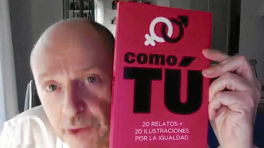 El escritor y editor Fernando Marías con ‘Como tú’, una propuesta sobre la igualdad, en una imagen captada del encuentro virtual.