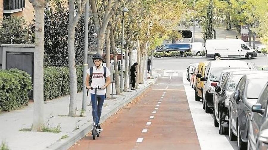 Dos imágenes del carril bici por Marquès de Montoliu y la calle Ramon Comas i Maduell. FOTO: Pere Ferré