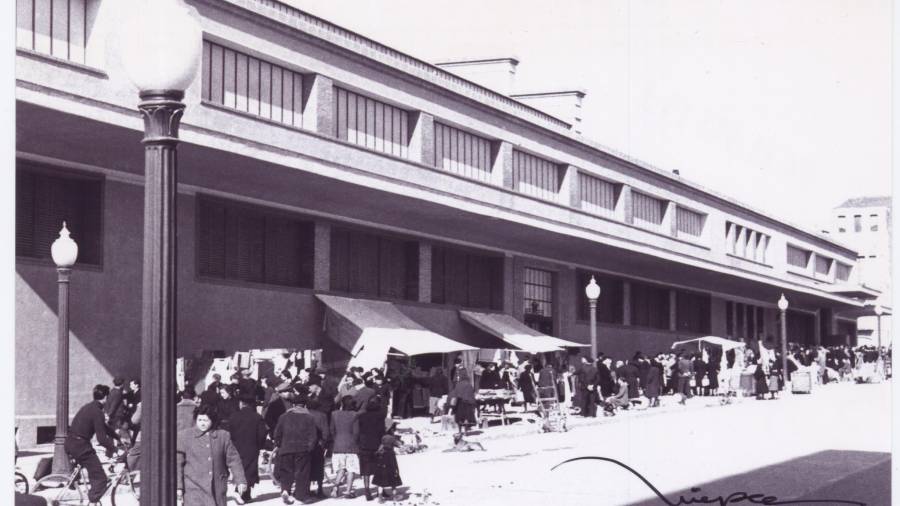 Los payeses vendiendo en el exterior del Mercat Central. FOTO: Niepce