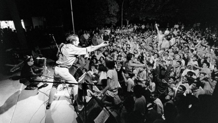 Primers moments d'èxit en concerts de festa major, com aquest a la Secuita el 1990. Foto: Carles Fargas/Cedida
