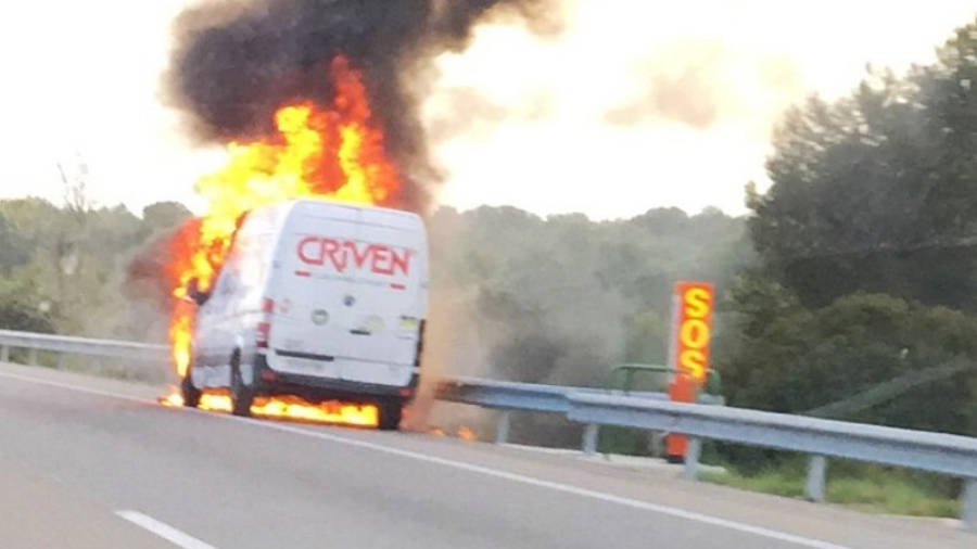 La furgoneta ardiendo antes de la llegada de los vehículos de emergencia. FOTO: DT
