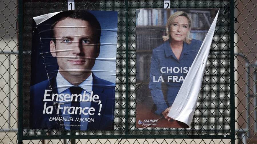Los carteles electorales de los candidatos franceses. Foto: EFE