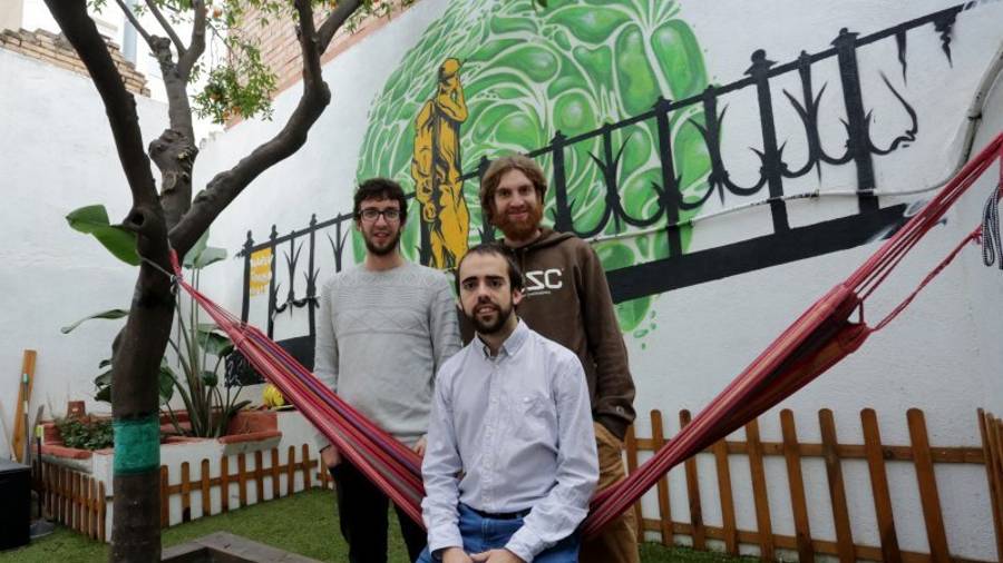 Albert Sas, en el centro, junto a los otros dos impulsores del ´hostel´, Daniel y Alex López. Foto: lluís milián