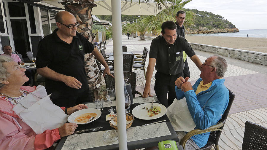 Anselmo Pons y Rafael Nieto atienden a Rosmary y Hans Dunner, en el restaurante Rac&oacute; de la Mora. Foto: Llu&iacute;s Milian