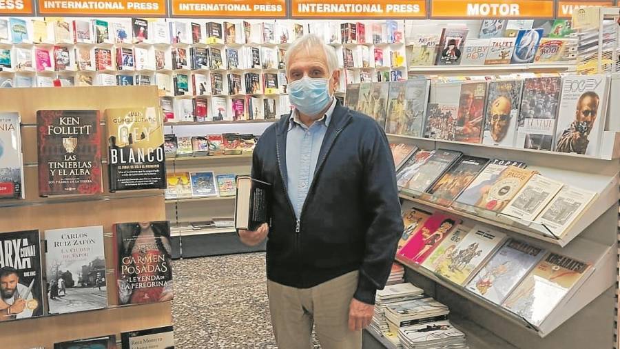 Antonio Pallares, al frente de la Librería Knigo, en L’Ametlla de Mar. FOTO: CEDIDA