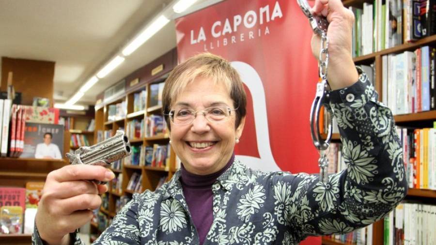 Margarida Aritzeta posa con una pistola y unas esposas durante la presentación de su novela. FOTO: LLUÍS MILIÁN