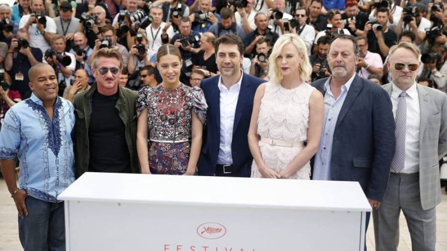 El elenco de ´The Last Face´ junto a su director, Sean Penn, ayer en el Festival de Cine de Cannes. Foto: nogier/efe