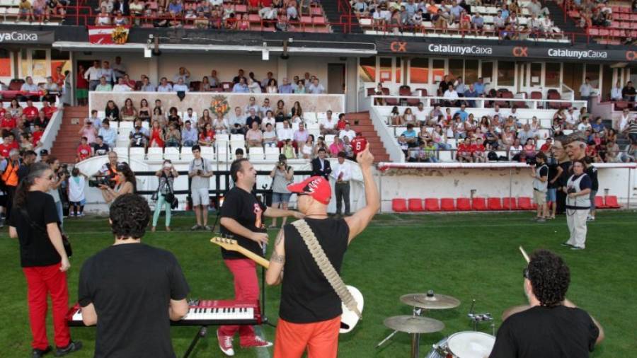 Domingo García y su banda, Cat Rock, interpretaron una versión rockera del himno oficial en el partido del centenario ante el Sevilla. Foto: Lluís Milián