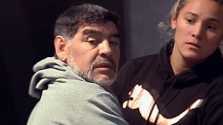 El exfutbolista Diego Maradona (i) junto a su novia Rocío Oliva en el hotel de Madrid donde se hospeda. Foto: EFE / David Ramiro
