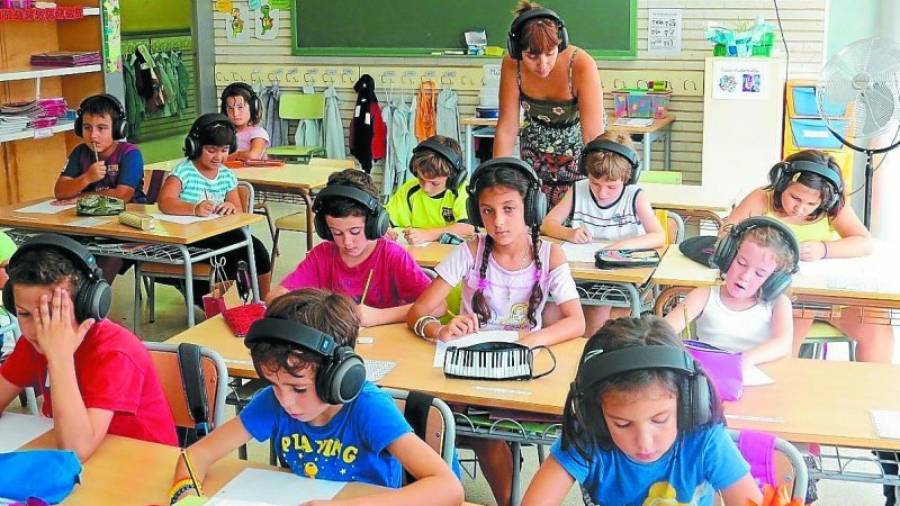 A pesar de llevar auriculares, el ritmo de la clase para los niños era el mismo que otros años. Foto: Escola Mediterrani