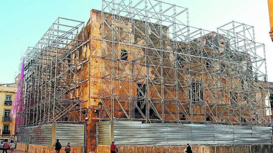 La fachada de Ca l'Ardiaca quedará tapada por una lona que reproducirá la imagen final tras la necesaria rehabilitación del edificio. Foto: Ll. Milián