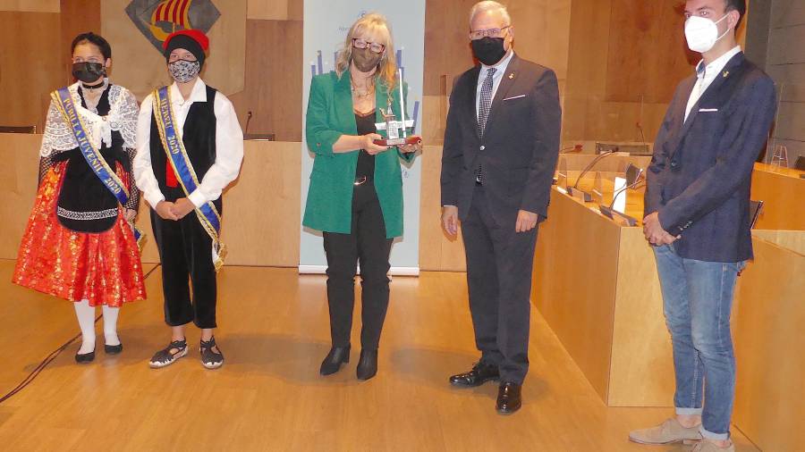 Rovira recibió un obsequio del alcalde, Pere Granados. FOTO: AJ. DE SALOU